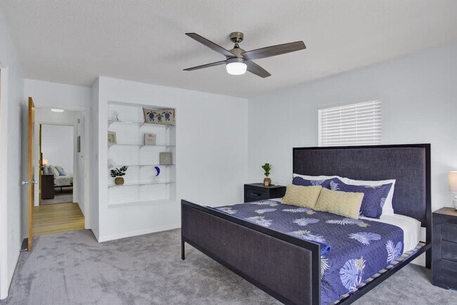 Building Photo - 1045 N Cres Dr