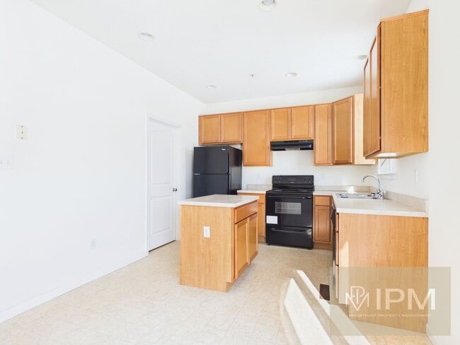 Building Photo - Modern 3 Bedroom Townhome with Garage & Outdoor Amenities!