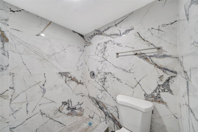 Building Photo - 1100 St Charles Pl