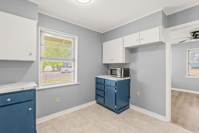 Building Photo - 713 Oakwood