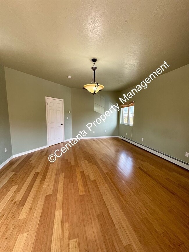 Building Photo - Beautiful home on the outskirts of town!