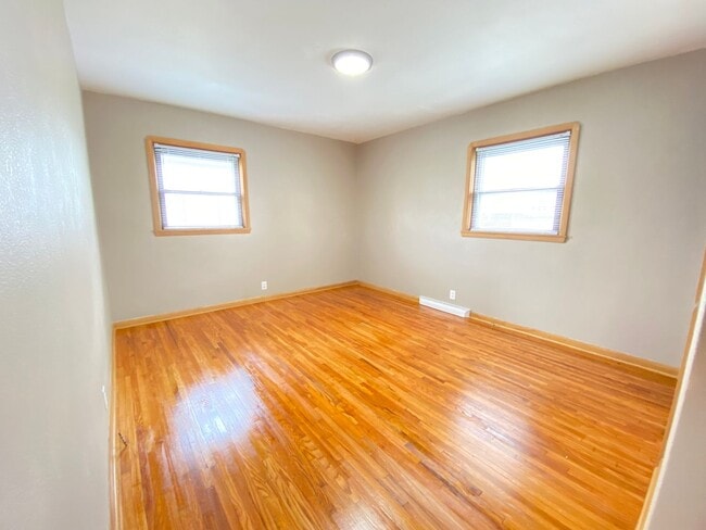 Building Photo - Now leasing for May 2026! Four Bed/One Bath