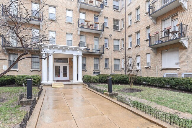 Building Photo - Columbia Heights Two Bedroom Apartment W/P...