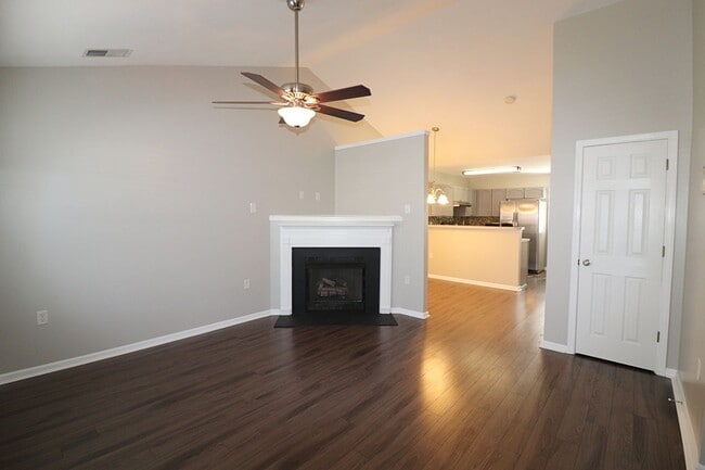 Building Photo - Super Cute 2 bedroom 2 bath townhome In Ro...