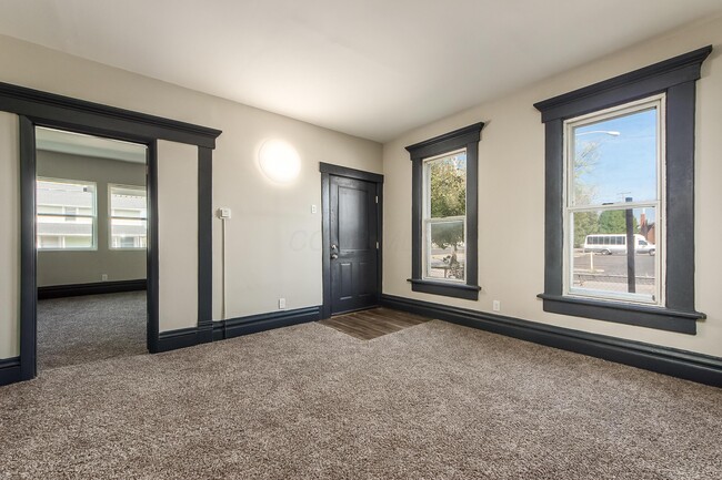 Building Photo - 842 St Clair Ave