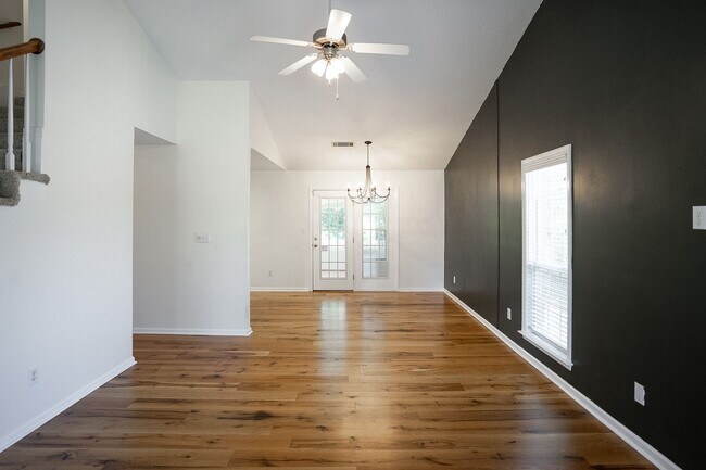Building Photo - 537 Cedar Rock Dr