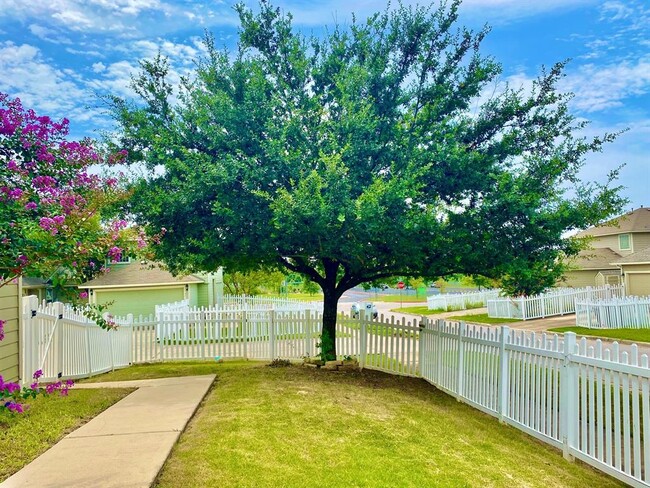 Building Photo - 1000 Berry Bend Path