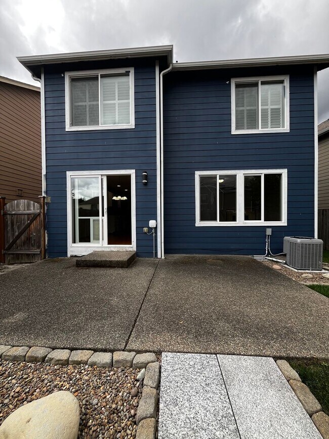 Building Photo - Beautiful 3 bedroom, 2.5 bath House in Puy...