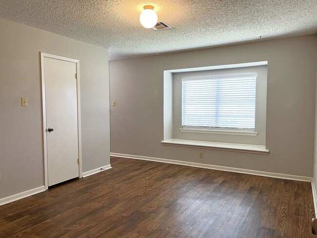 Building Photo - Convenient location close to shopping and Hwy 6!