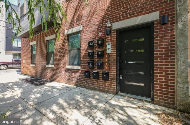 Building Photo - 2621 W Jefferson St