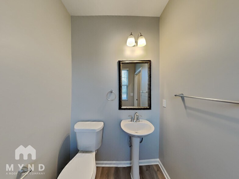 Building Photo - 828 Lake Chase