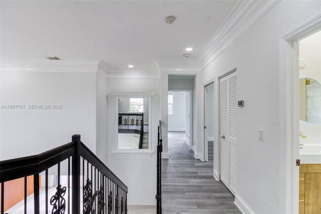 Building Photo - 5363 SW 38th Ave