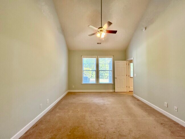 Building Photo - 200 Mossy Stone Ct