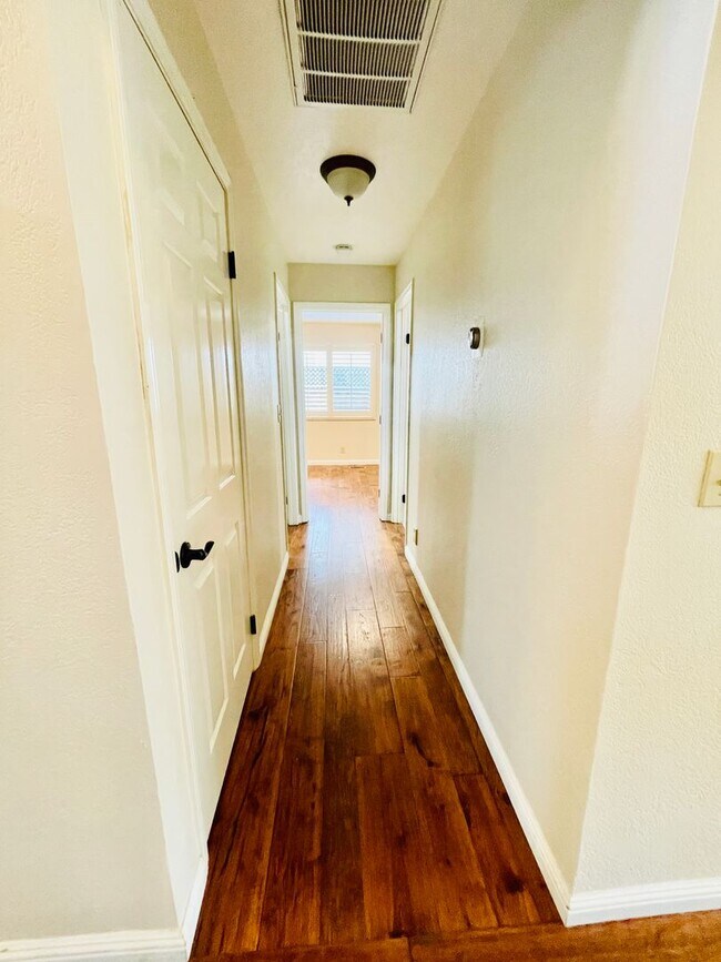 Building Photo - Beautiful 4 Bed 3 Bath + Huge Bonus Room A...