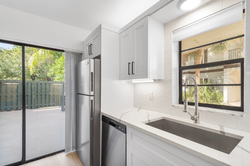 Building Photo - 2695 Albatross Rd N