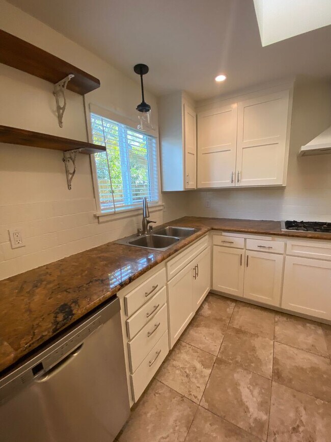 Building Photo - Bright & Cheery 2 Bedroom Home