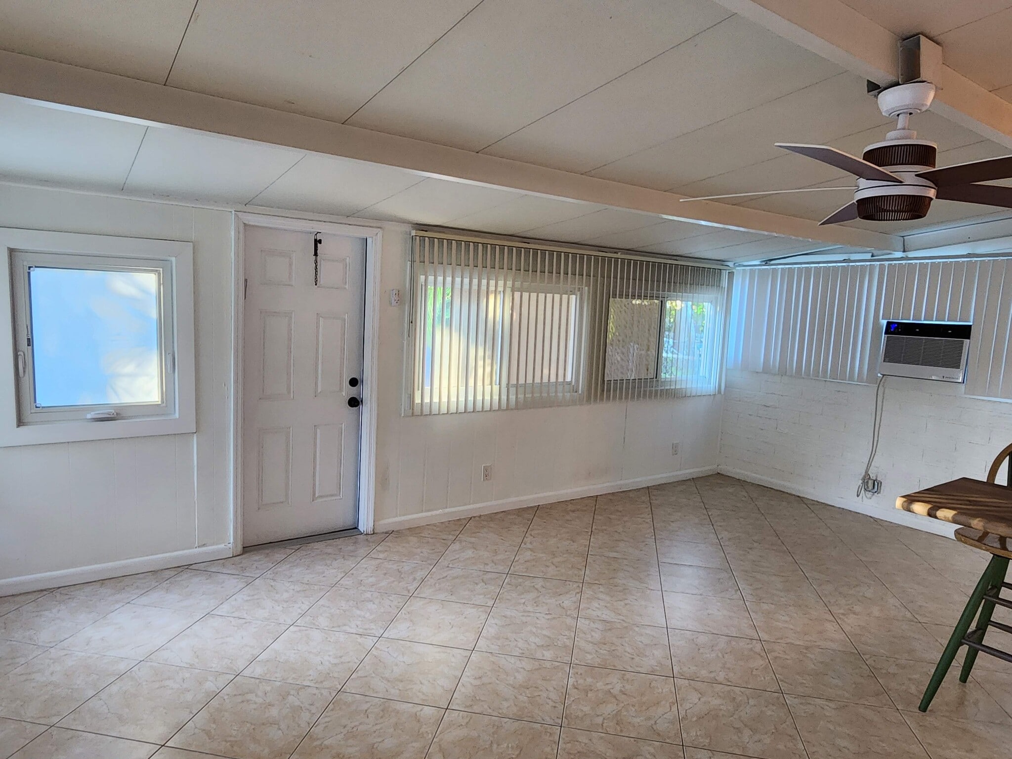 Building Photo - 465 SW 59th Ave