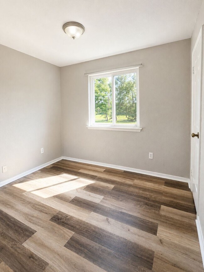 Building Photo - Charming 3 bedroom, 2 bathroom, 1 office/den.