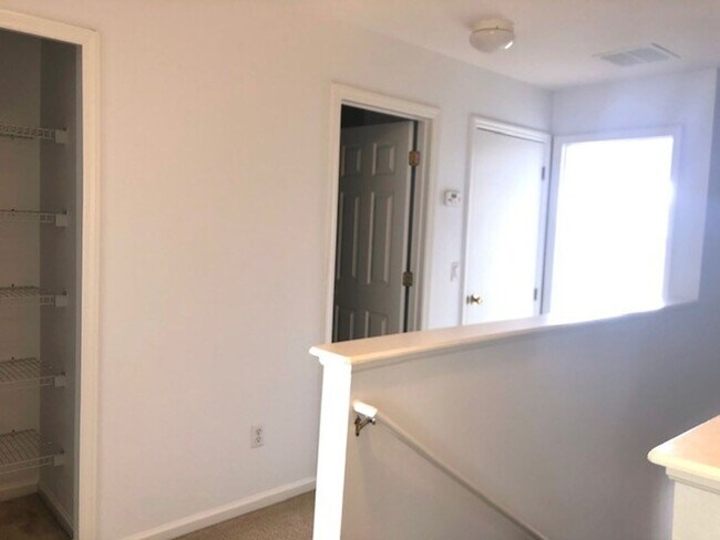Building Photo - Remodeled Kitchen!! Wonderful Avalon Park-...