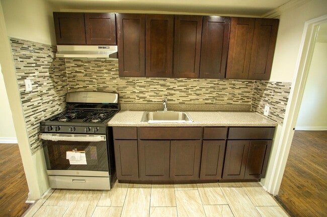 Building Photo - NEWLY RENOVATED 1 BEDROOM APARTMENT - 6430 1/2 TULIP ST