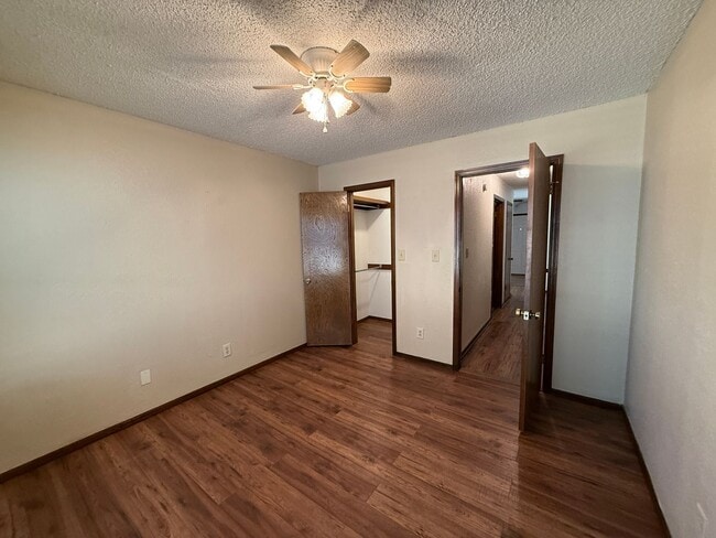 Building Photo - Vaulted Ceilings, Large Great Room! 3 bedr...