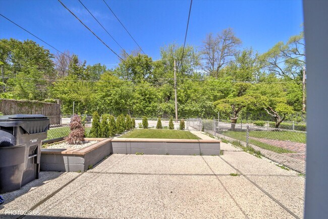 Building Photo - 803 Brummel St