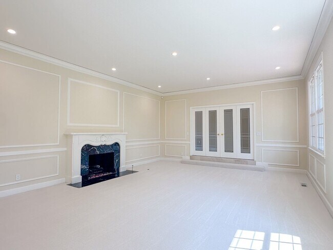 Building Photo - Exceptional Executive Estate With Pool and Tennis Court