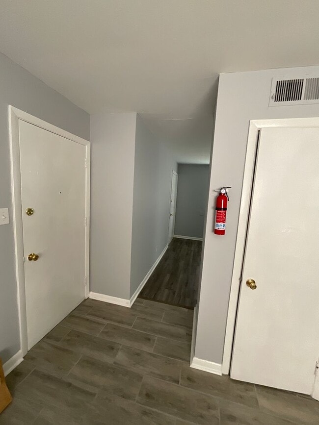Building Photo - Remodeled  Two Bedroom Apartment in Simonsdale