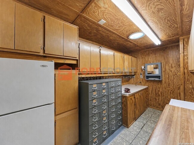 Building Photo - 7845 Village Oak Dr