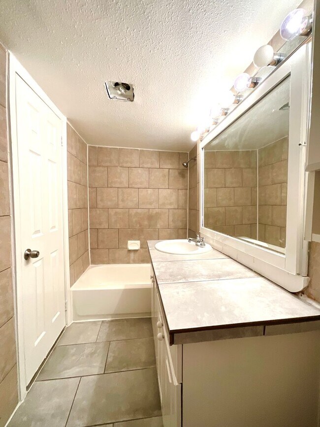 Building Photo - 602 Lovett Ave