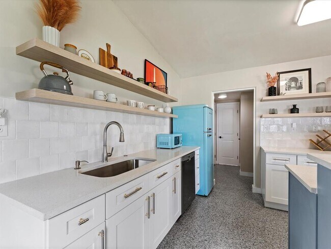 Building Photo - 600 Lakeshore Blvd