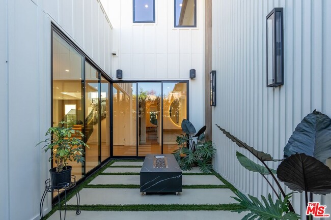 Building Photo - 4708 Noble Ave