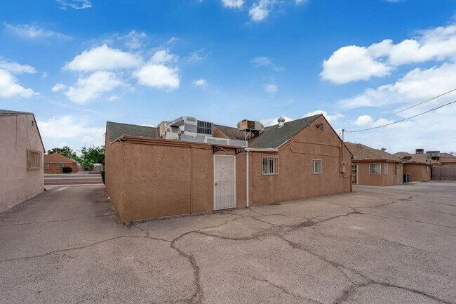 Building Photo - 1404 S Maryland Pkwy