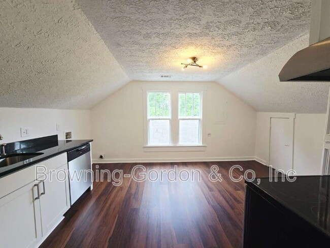 Building Photo - 1218B Chester Ave