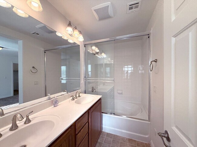 Building Photo - Beautiful 3 bedroom 2.5 bath Home in Provi...