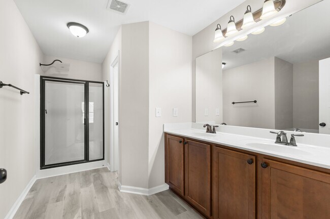 Building Photo - 240 E Quailwood Dr