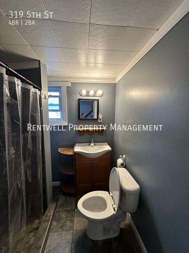 Building Photo - 319 5th St