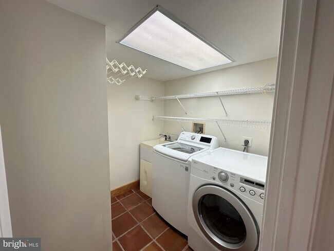 Building Photo - 5509 Thornbush Ct