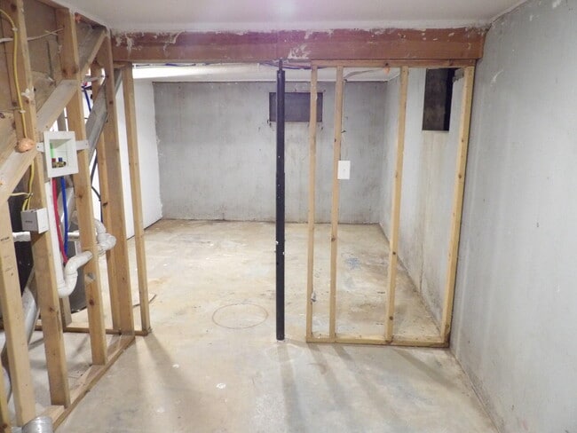 Building Photo - 140 Thistlewood Ave