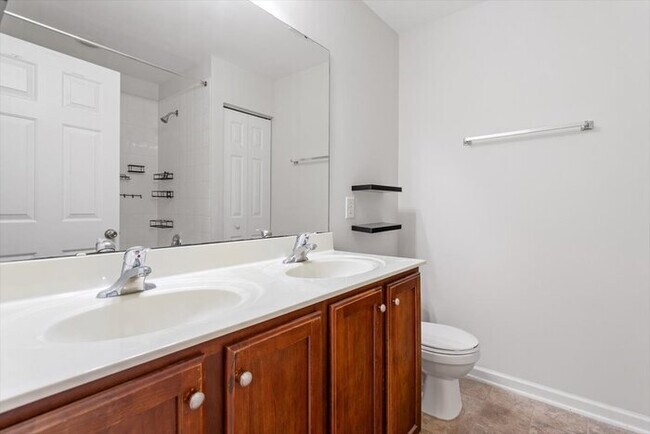 Building Photo - Beautiful Durham Town Home For Rent