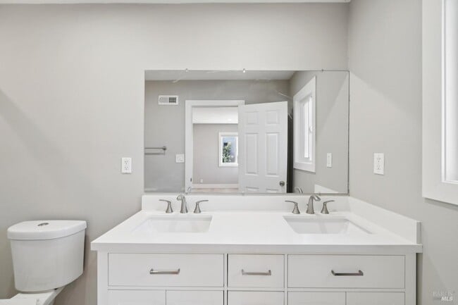 Building Photo - 918 Las Pavadas Ave