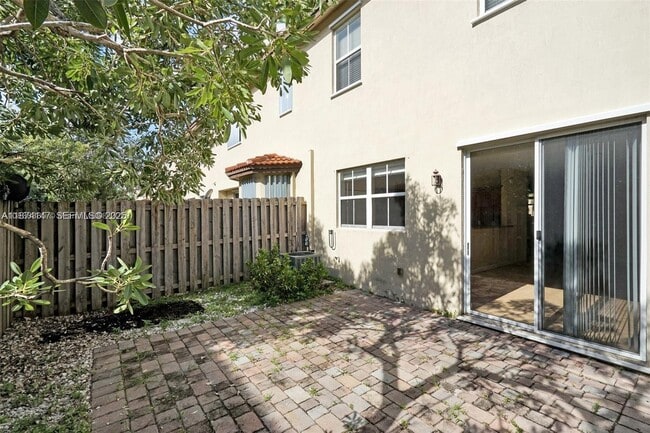 Building Photo - 1048 NE 208th St