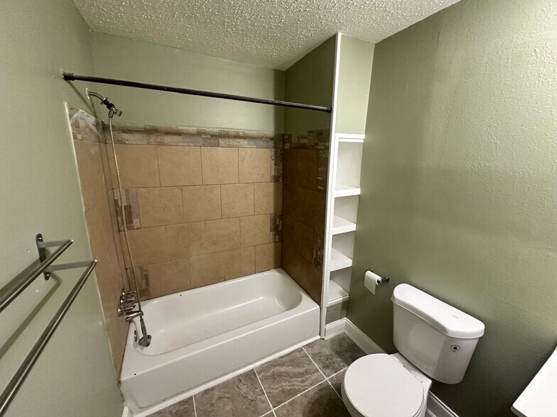 Full bath - 2330 Ursulines Ave