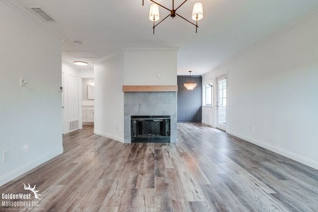 Building Photo - Elegant 1Bdm 1Ba Condo with Balcony, Garag...
