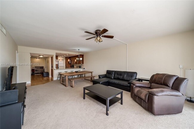 Building Photo - 3050 N Palm Aire Dr