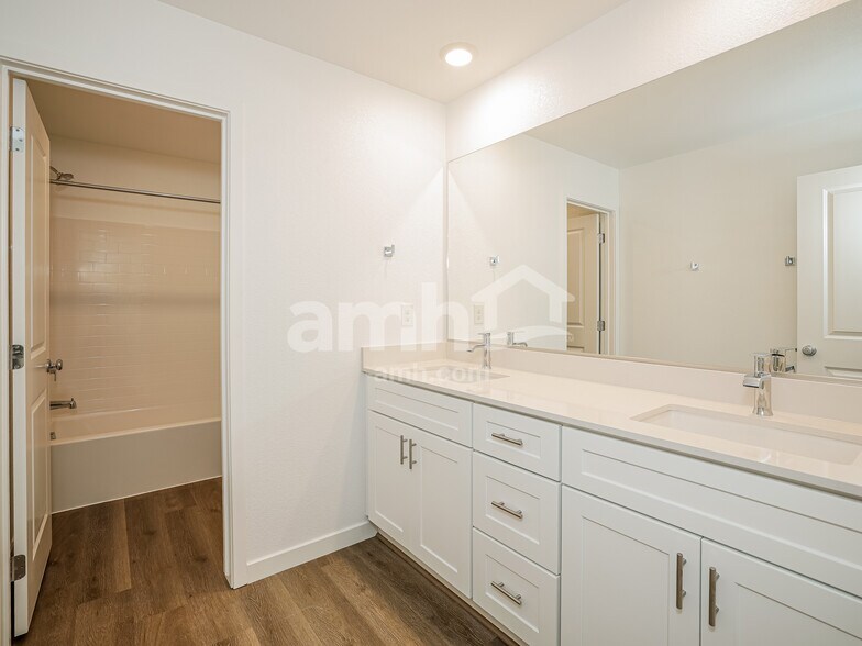 Building Photo - 2379 Monroe Ave