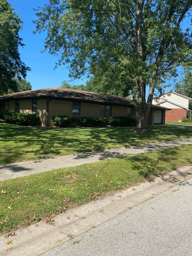 Building Photo - West side Duplex