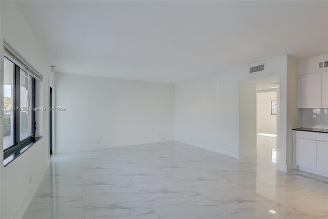 Building Photo - 2140 NE 56th St