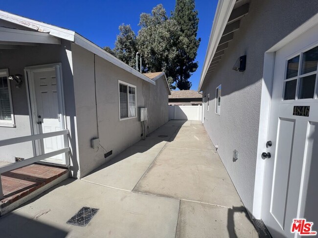 Building Photo - 4846 Topanga Canyon Blvd