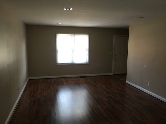 Building Photo - 426 College St